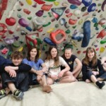 Reprezentanti v boulderingu pod stěnou Reprezentanti v boulderingu pod stěnou